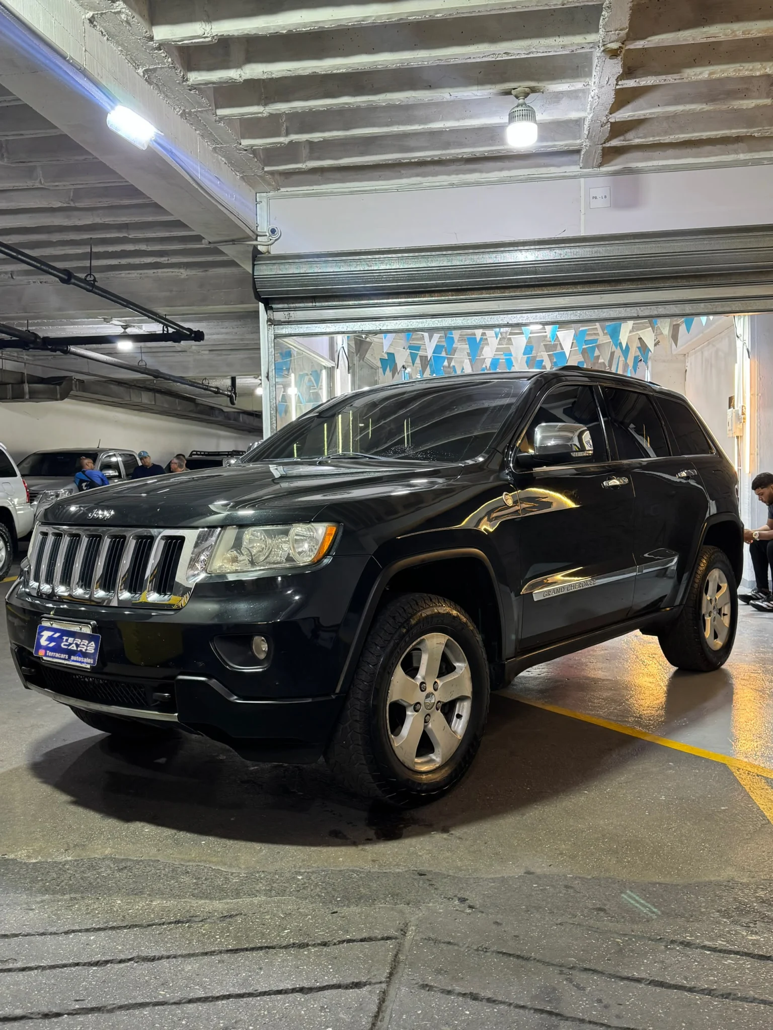 Caminhonete Jeep Grand Cherokee 2013 en Caracas — foto 2