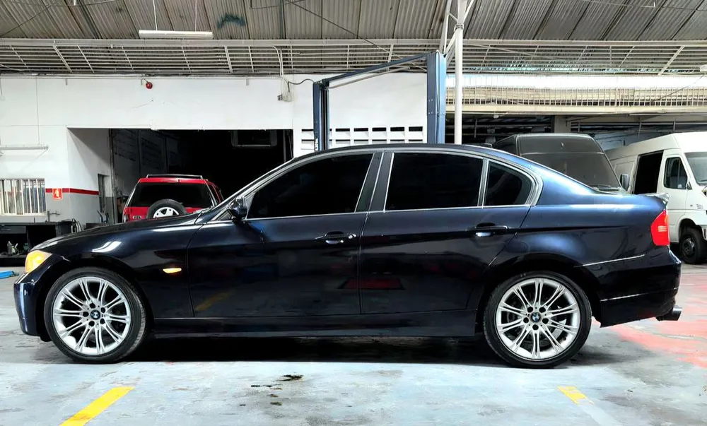 Sedã BMW 325I 2008 en Caracas — foto 9
