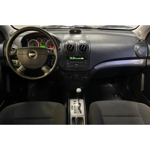 Sedã Chevrolet Aveo 2013 en Caracas — foto 4