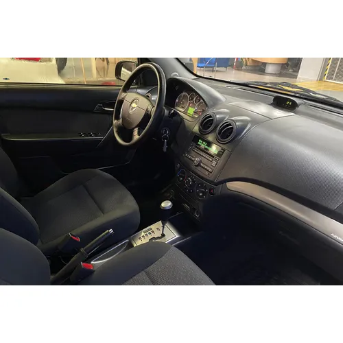 Sedã Chevrolet Aveo 2013 en Caracas — foto 5