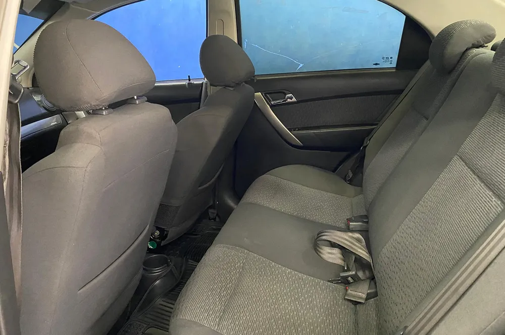 Sedã Chevrolet Aveo 2013 en Caracas — foto 10