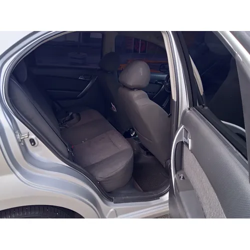 Sedã Chevrolet Aveo LT 2011 en Caracas — foto 7