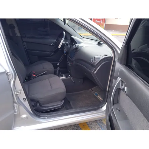 Sedã Chevrolet Aveo LT 2011 en Caracas — foto 8