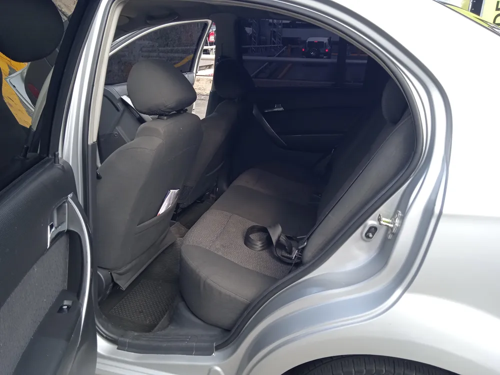Sedã Chevrolet Aveo LT 2011 en Caracas — foto 9