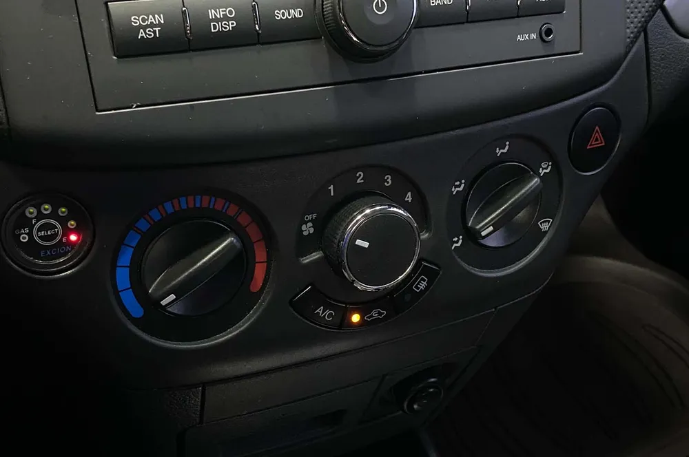 Sedã Chevrolet Aveo LT 2012 en Caracas — foto 9