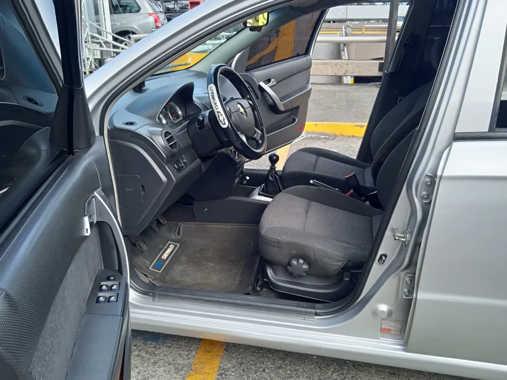Sedã Chevrolet Aveo LT 2011 en Caracas — foto 10