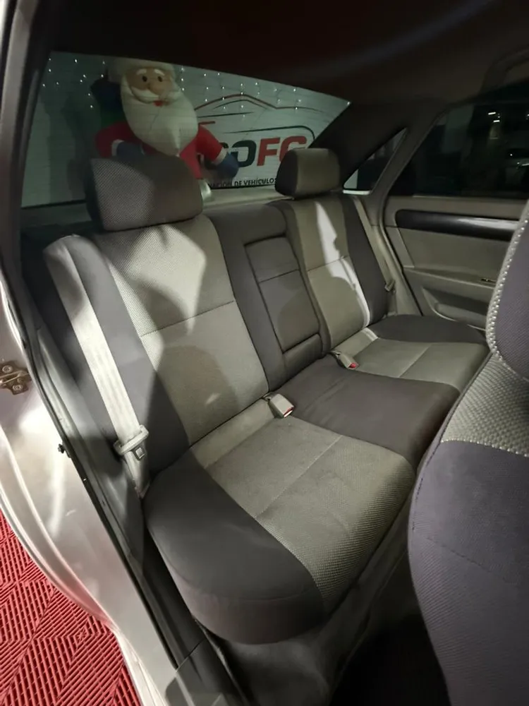 Sedã Chevrolet Optra 2007 en Caracas — foto 11