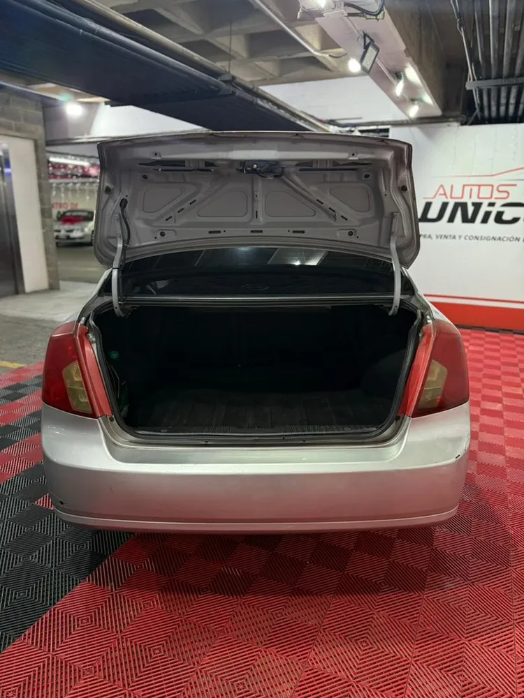 Sedã Chevrolet Optra 2007 en Caracas — foto 13