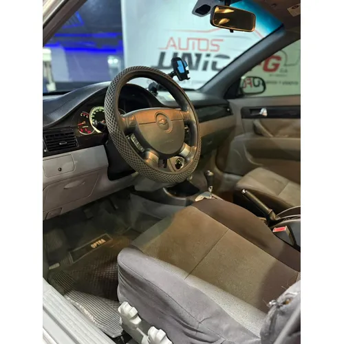 Sedã Chevrolet Optra 2007 en Caracas — foto 7