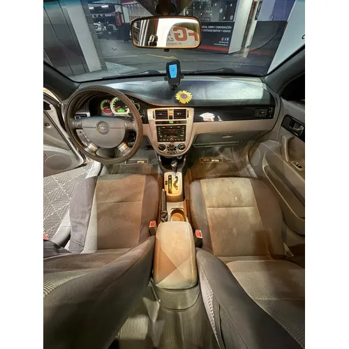 Sedã Chevrolet Optra 2007 en Caracas — foto 8