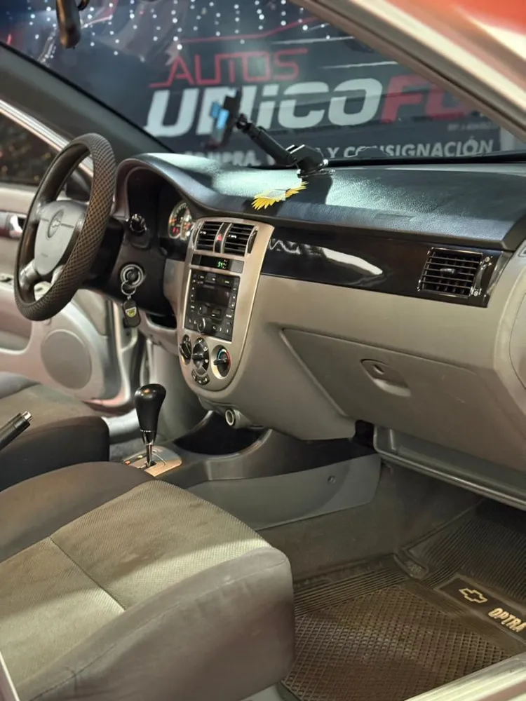 Sedã Chevrolet Optra 2007 en Caracas — foto 9