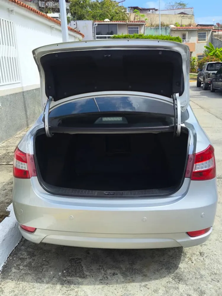 Sedã Dongfeng A60 2022 en Caracas — foto 9