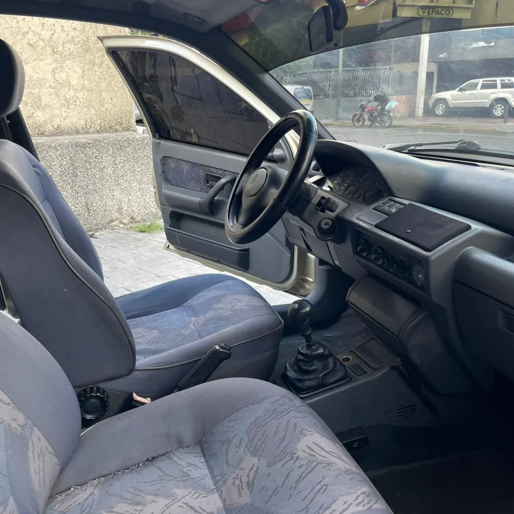 Cupê Renault Clio 2001 en Caracas — foto 11