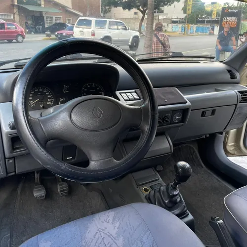Cupê Renault Clio 2001 en Caracas — foto 7
