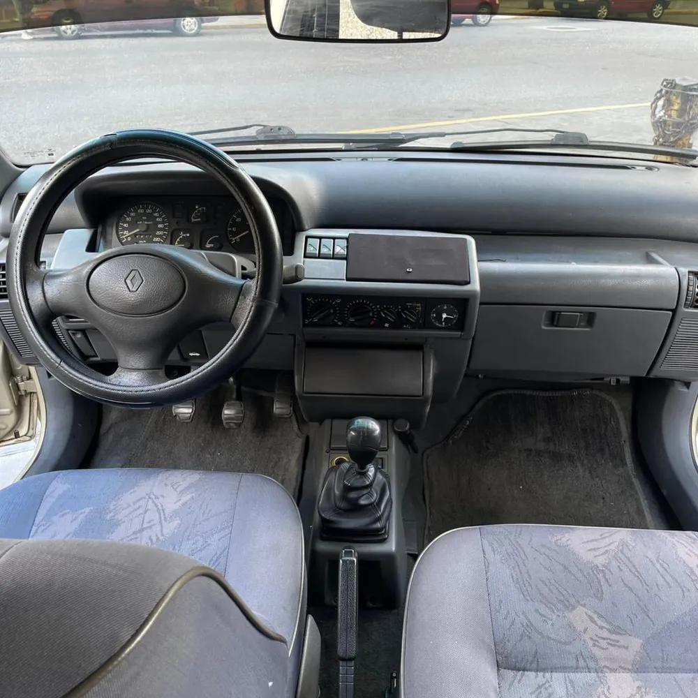 Cupê Renault Clio 2001 en Caracas — foto 9