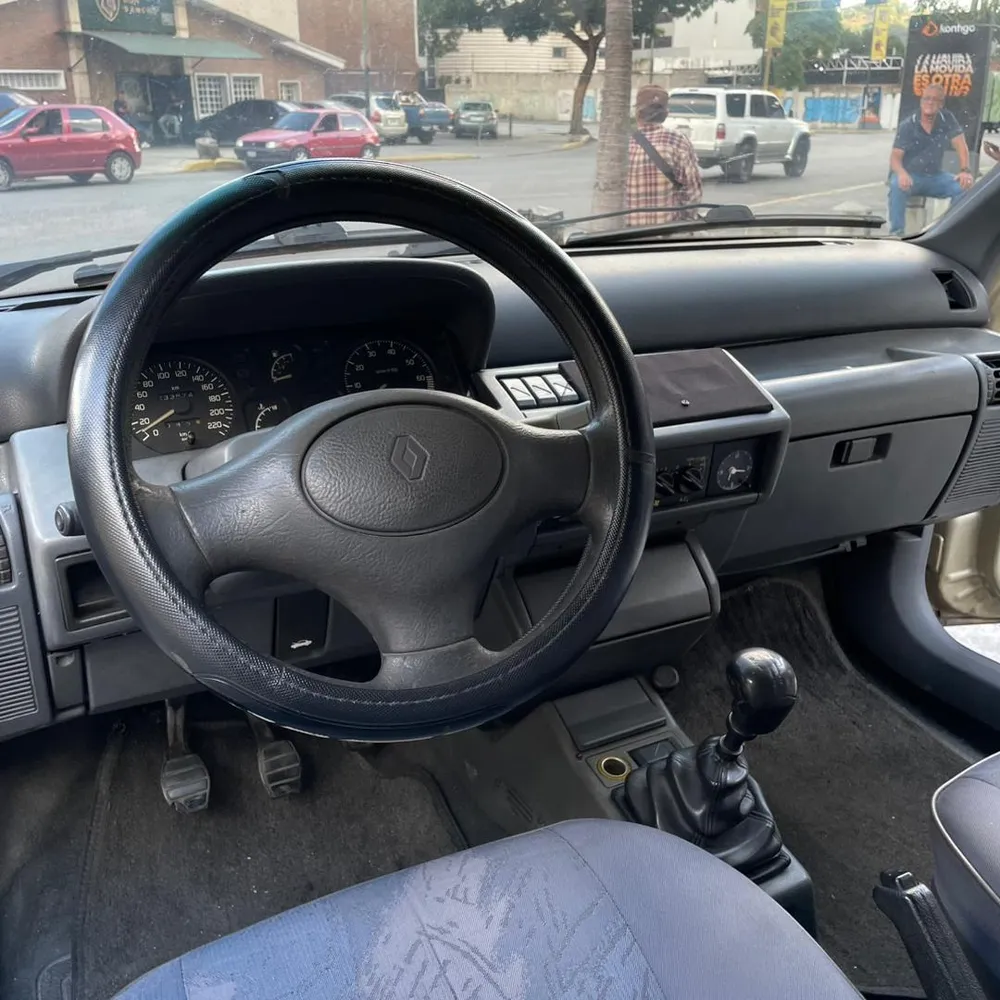 Cupê Renault Clio 2001 en Caracas — foto 10