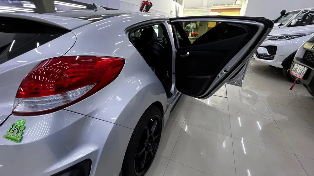 Hatchback Hyundai Veloster 2016 en Caracas — foto 11