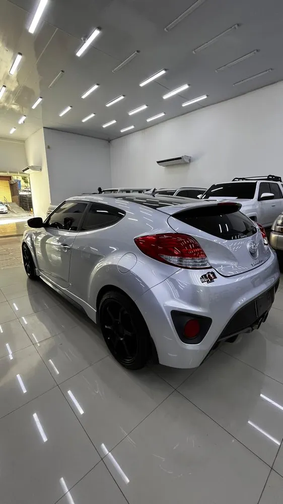 Hatchback Hyundai Veloster 2016 en Caracas — foto 13