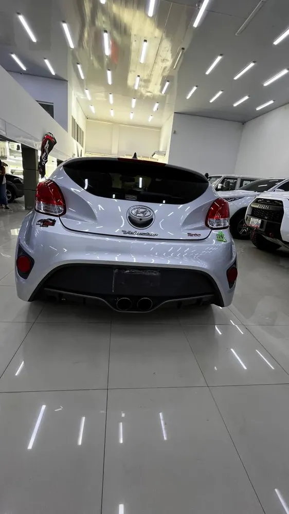 Hatchback Hyundai Veloster 2016 en Caracas — foto 14