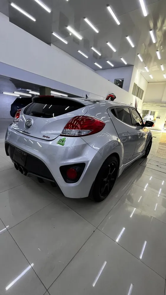 Hatchback Hyundai Veloster 2016 en Caracas — foto 15