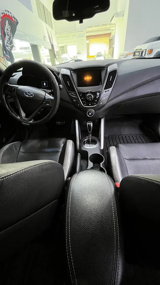 Hatchback Hyundai Veloster 2016 en Caracas — foto 9