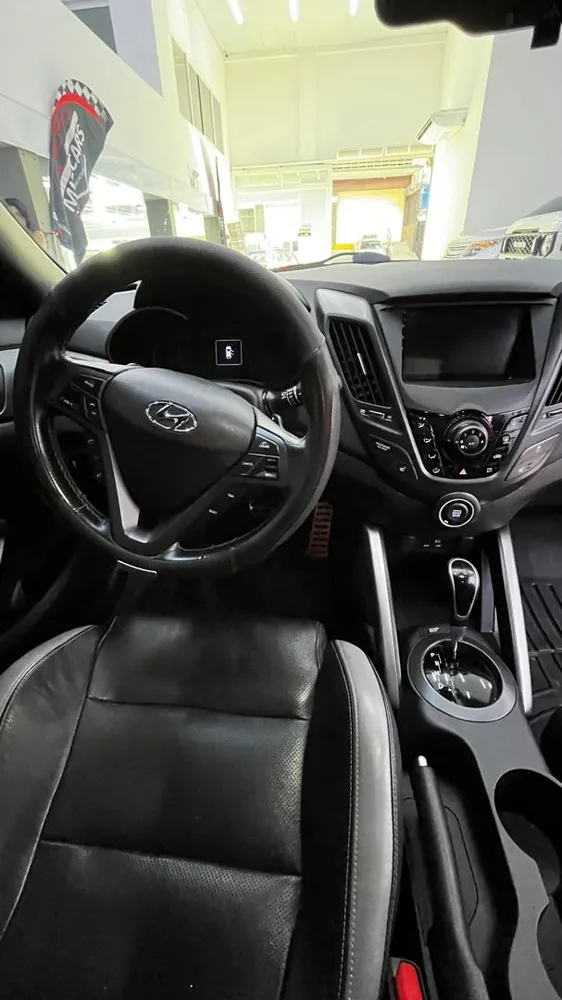 Hatchback Hyundai Veloster 2016 en Caracas — foto 10