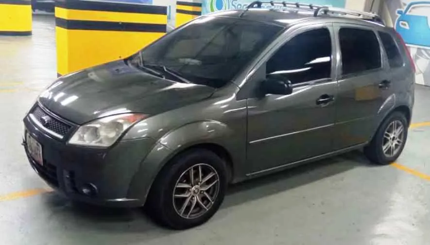 Hatchback Ford Fiesta 2009 en Caracas — foto 8