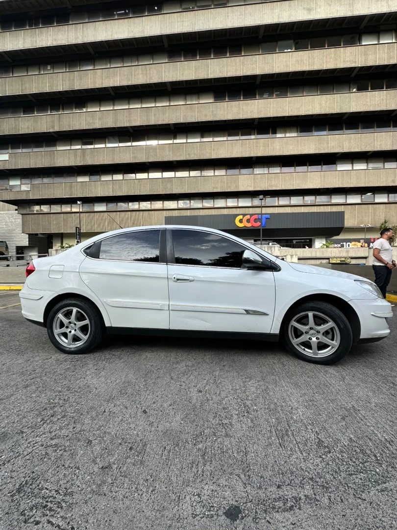 Sedã Chery Orinoco 2014 en Caracas — foto 4