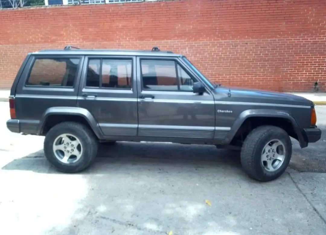Caminhonete Jeep Cherokee 1996 en Caracas — foto 3