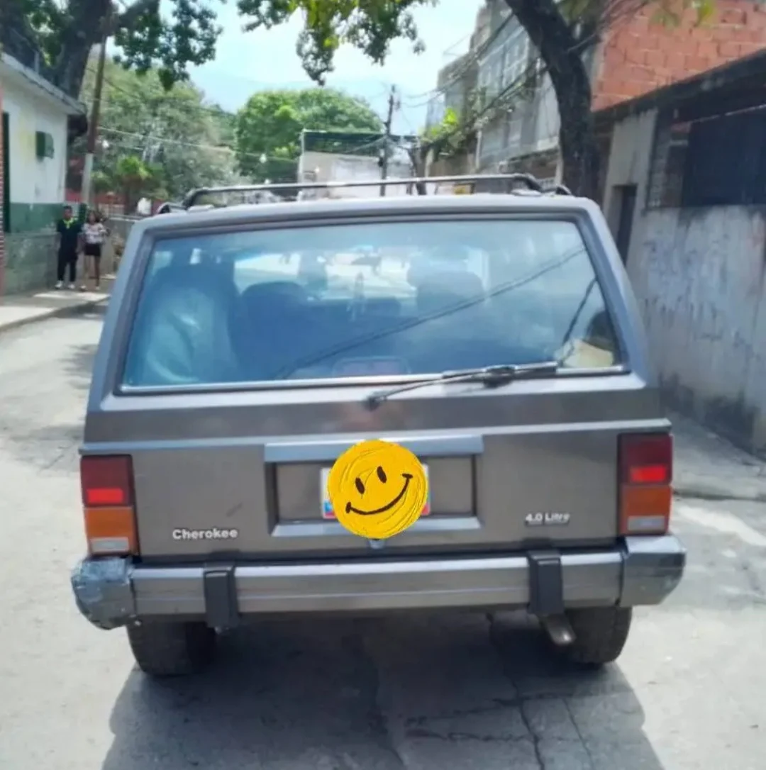 Caminhonete Jeep Cherokee 1996 en Caracas — foto 2