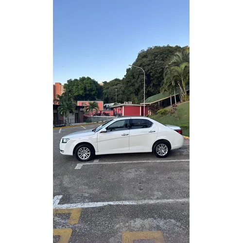 Sedã Ikco dena plus 2023 en Caracas — foto 3