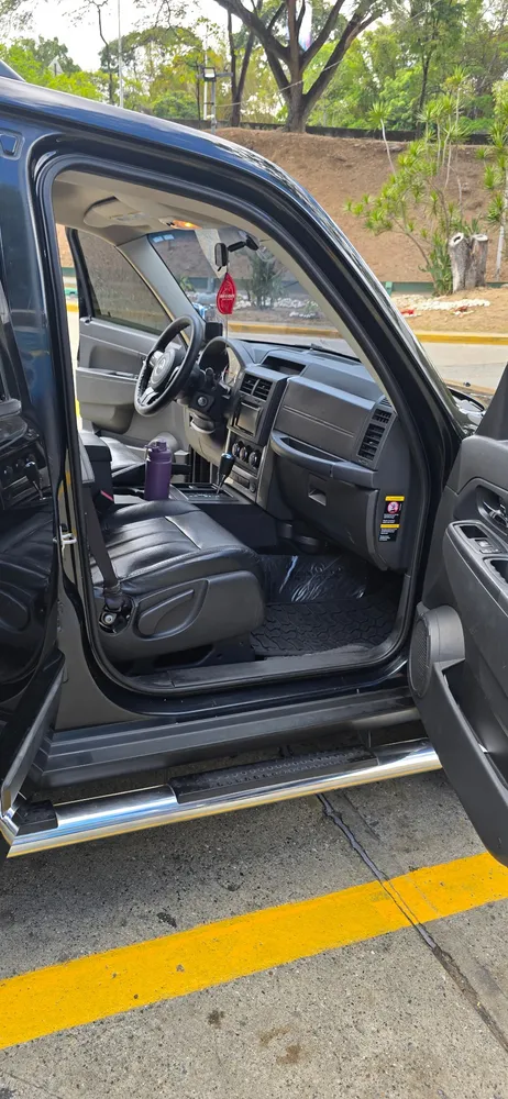 SUV Jeep Cherokee kk 2013 en Caracas — foto 12