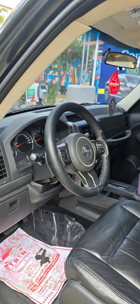 SUV Jeep Cherokee kk 2013 en Caracas — foto 10