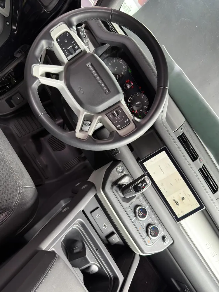 Caminhonete Land Rover Defender P300 2024 en Caracas — foto 12
