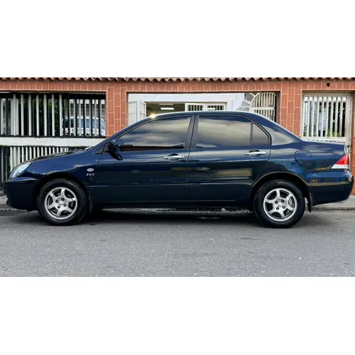 Sedã Mitsubishi Lancer 2014 en Caracas — foto 2