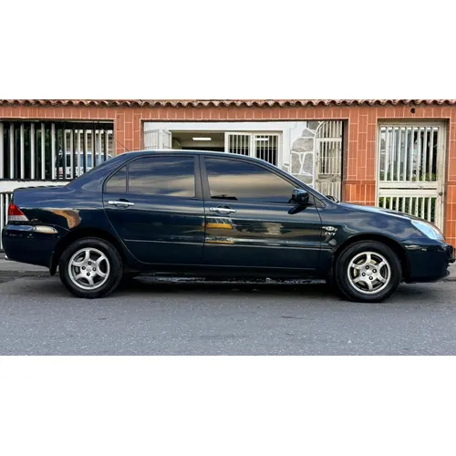 Sedã Mitsubishi Lancer 2014 en Caracas — foto 3