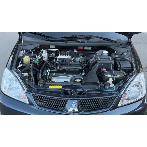 Sedã Mitsubishi Lancer 2014 en Caracas — foto 4