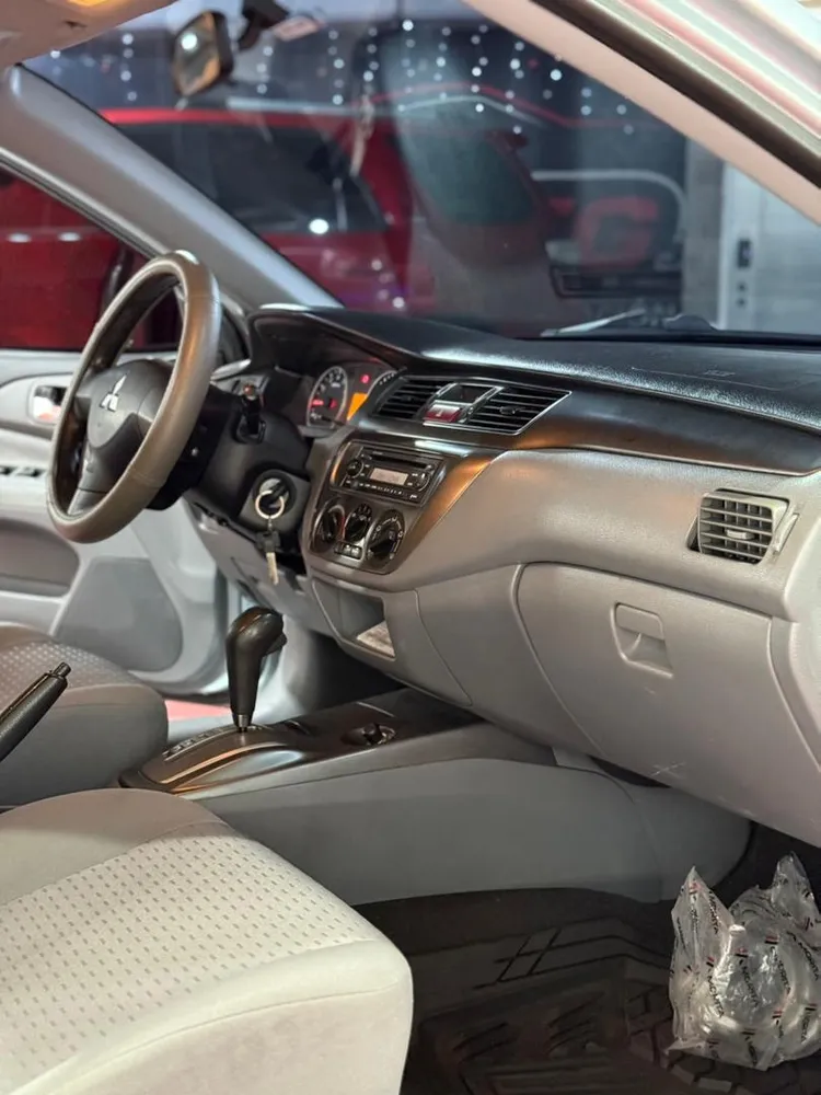 Sedã Mitsubishi Lancer GLX 2012 en Caracas — foto 11