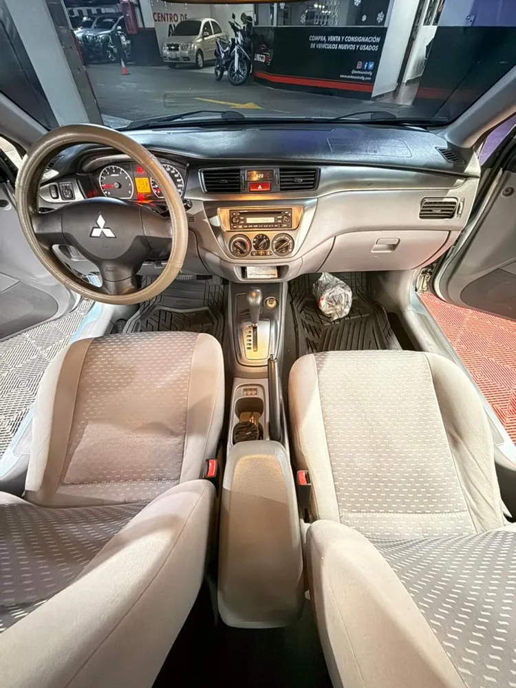 Sedã Mitsubishi Lancer GLX 2012 en Caracas — foto 10