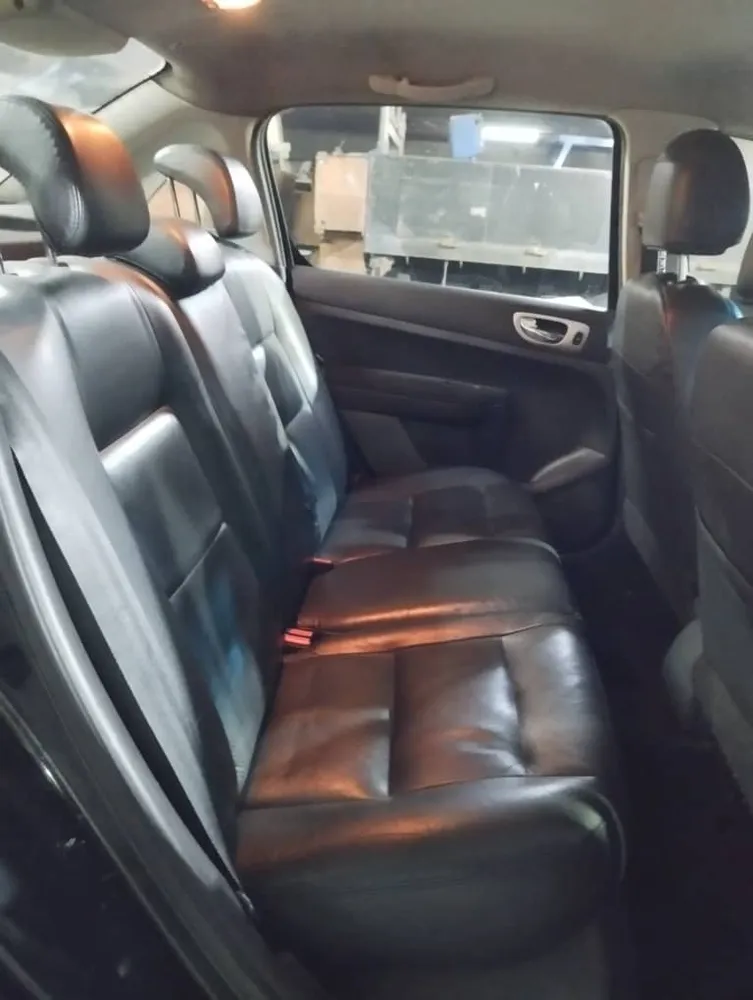 Sedã Peugeot 307 2008 en Caracas — foto 11