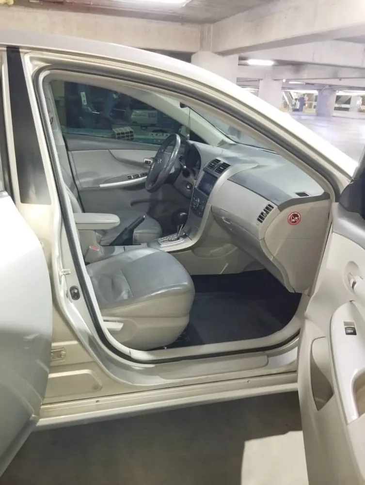 Sedã Toyota Corolla GLI 2010 en Caracas — foto 9