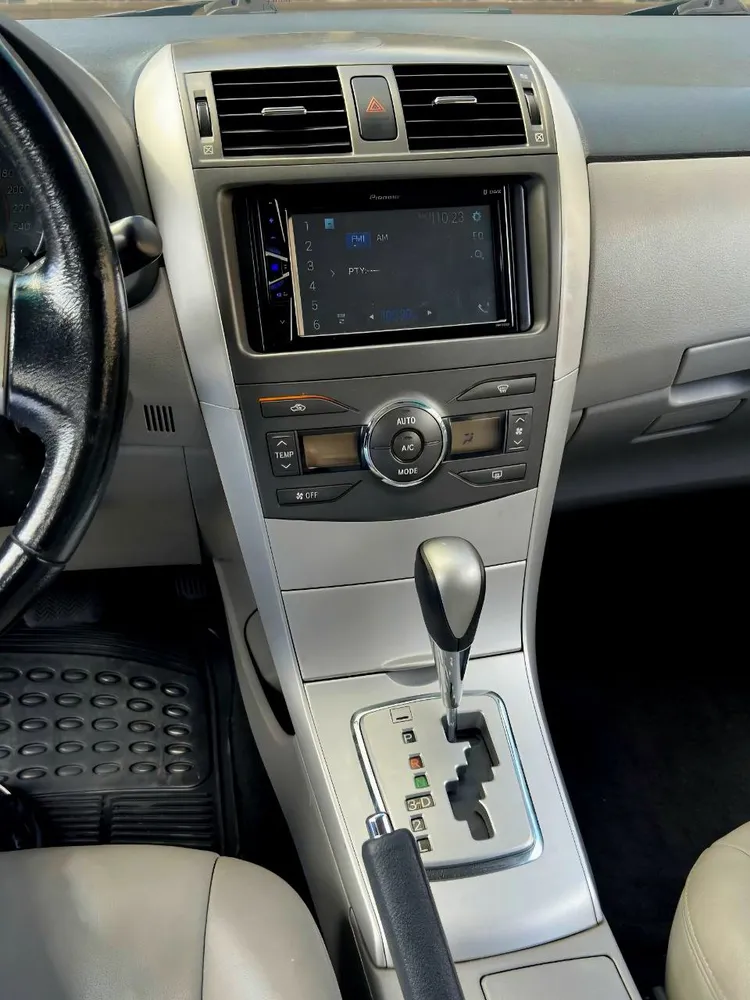 Sedã Toyota Corolla GLI 2013 en Caracas — foto 11