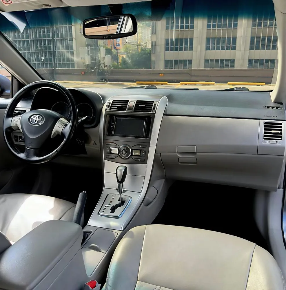 Sedã Toyota Corolla GLI 2013 en Caracas — foto 14