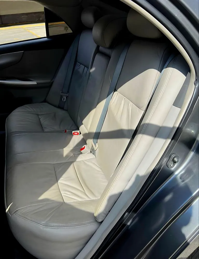 Sedã Toyota Corolla GLI 2013 en Caracas — foto 15