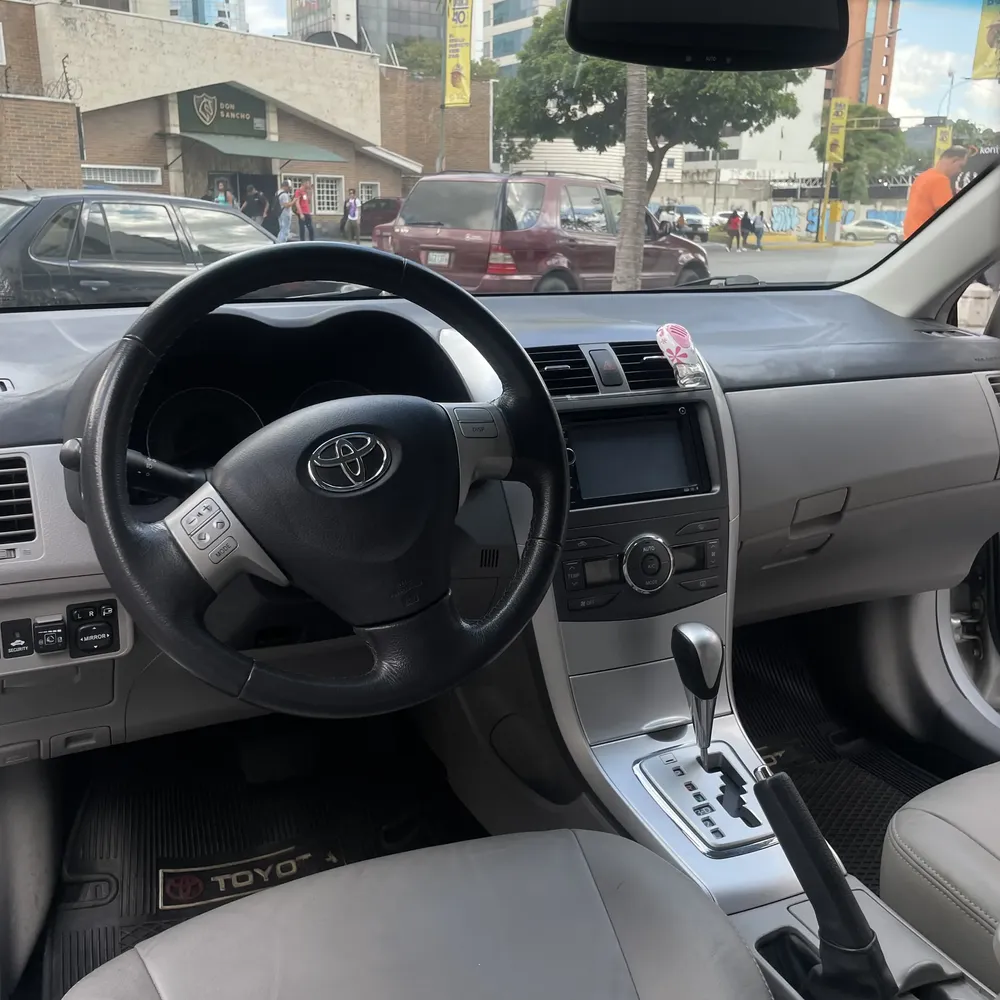 Sedã Toyota Corolla GLI 2012 en Caracas — foto 10