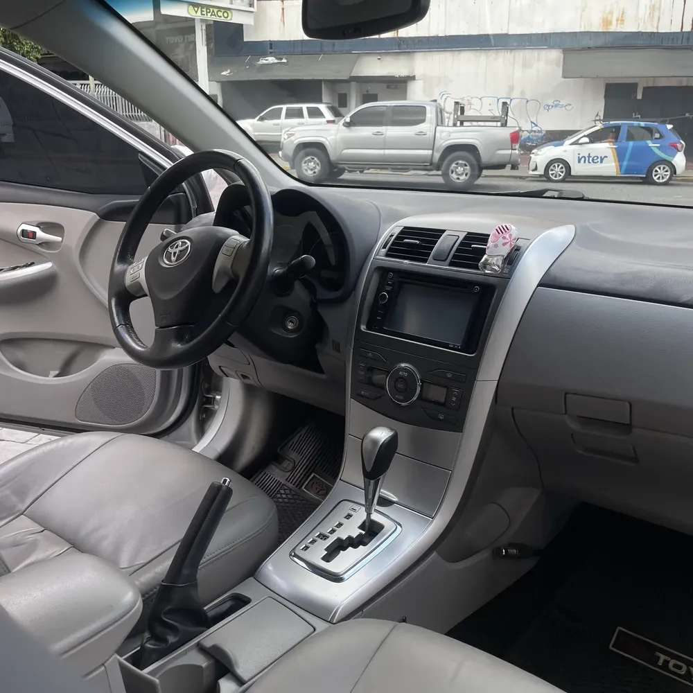 Sedã Toyota Corolla GLI 2012 en Caracas — foto 11