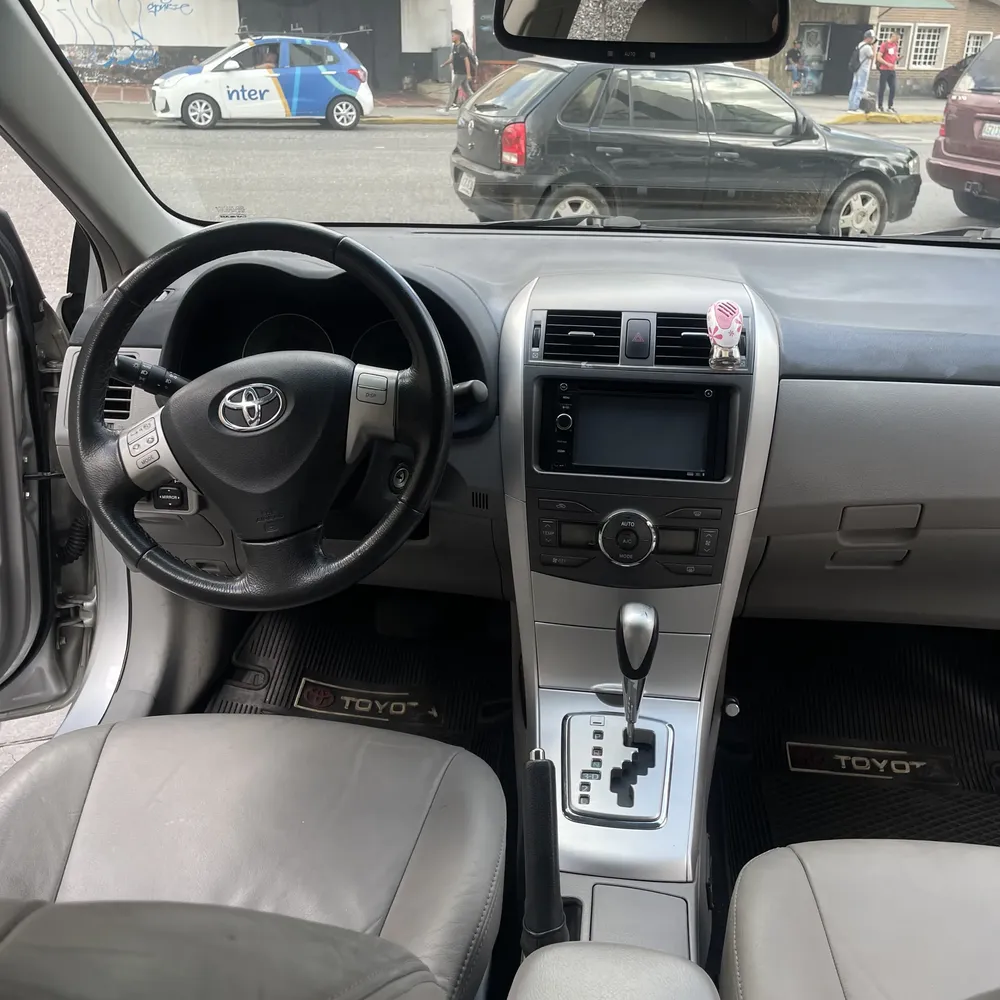 Sedã Toyota Corolla GLI 2012 en Caracas — foto 9