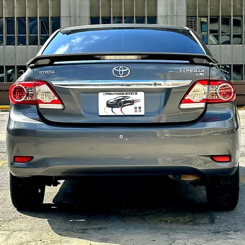 Sedã Toyota Corolla GLI 2013 en Caracas — foto 8