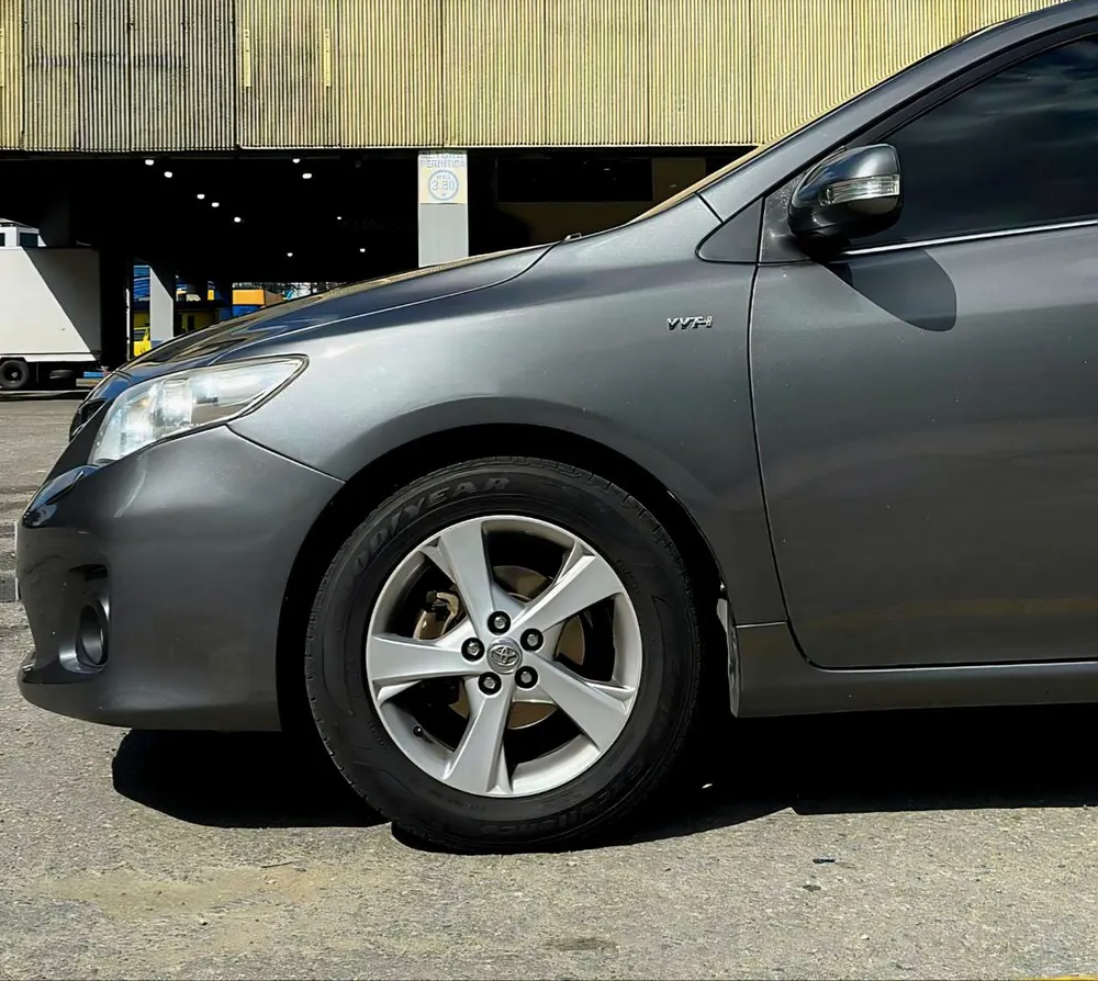 Sedã Toyota Corolla GLI 2013 en Caracas — foto 9