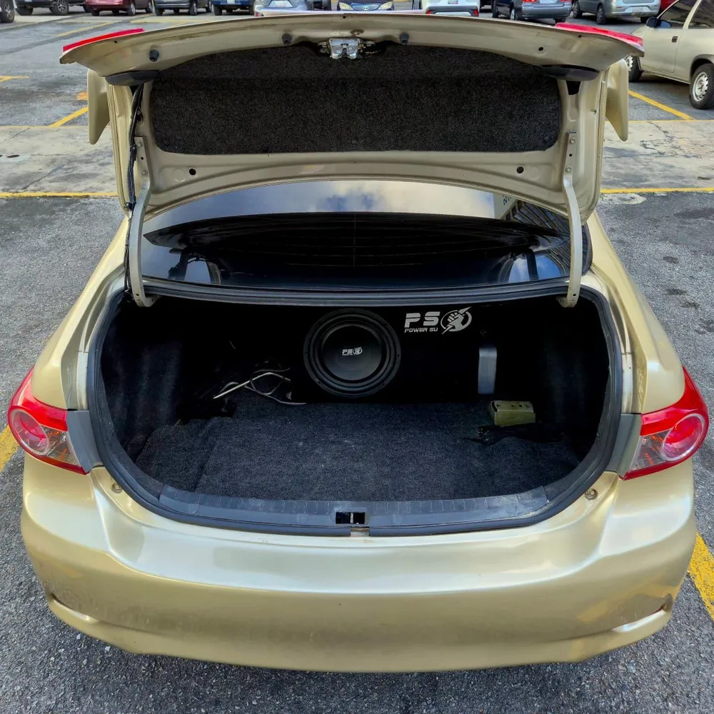 Sedã Toyota Corolla GLI 2013 en Caracas — foto 11